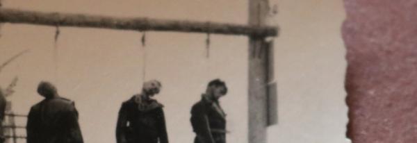 altes Foto - acht erhängte Partisanen - Russland ?  Ort ? rückseitig beschrieben